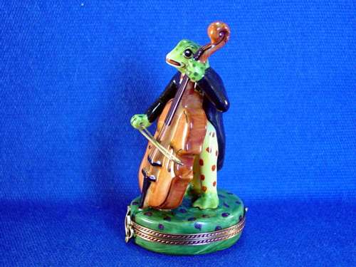 FROG PLAYING BASS